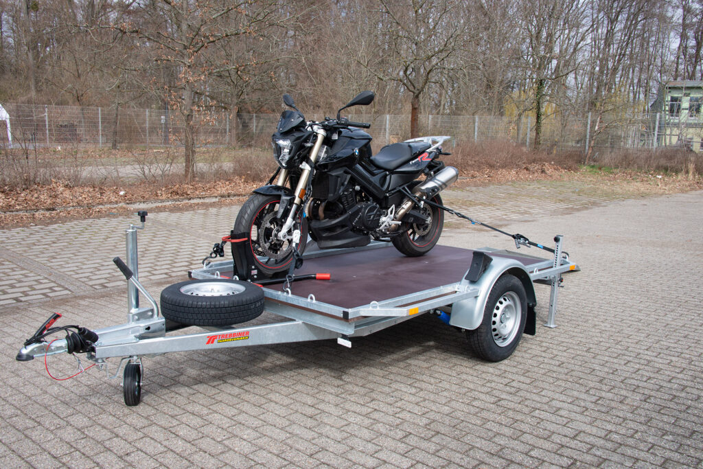 Einachs-Anhänger Berlin Ansicht mit einem Motorrad und Auffahrschiene Vorderansicht