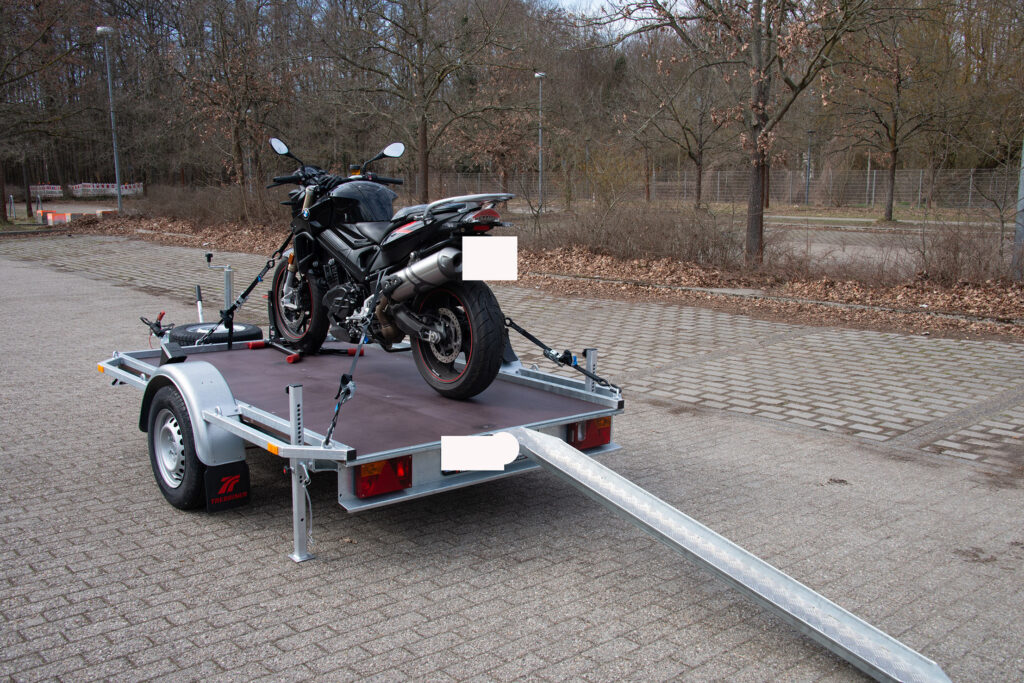 Einachs-Anhänger Berlin Ansicht mit einem Motorrad und Auffahrschiene