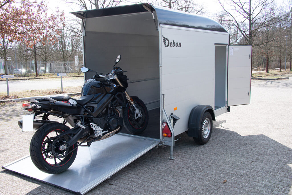 Debon 400 Kofferanhänger Einachser mit Auffahrrampe mit Motorrad