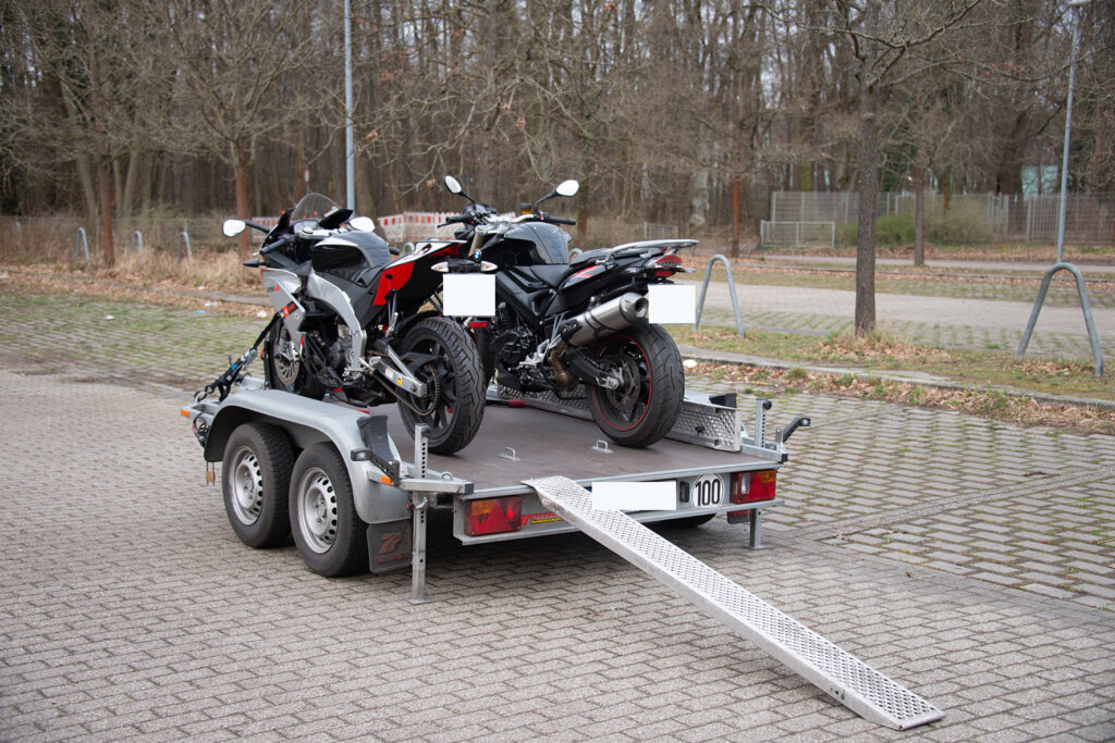 Motorrad Tandem Anhänger beladen mit 2 Motorrädern Gesamtansicht