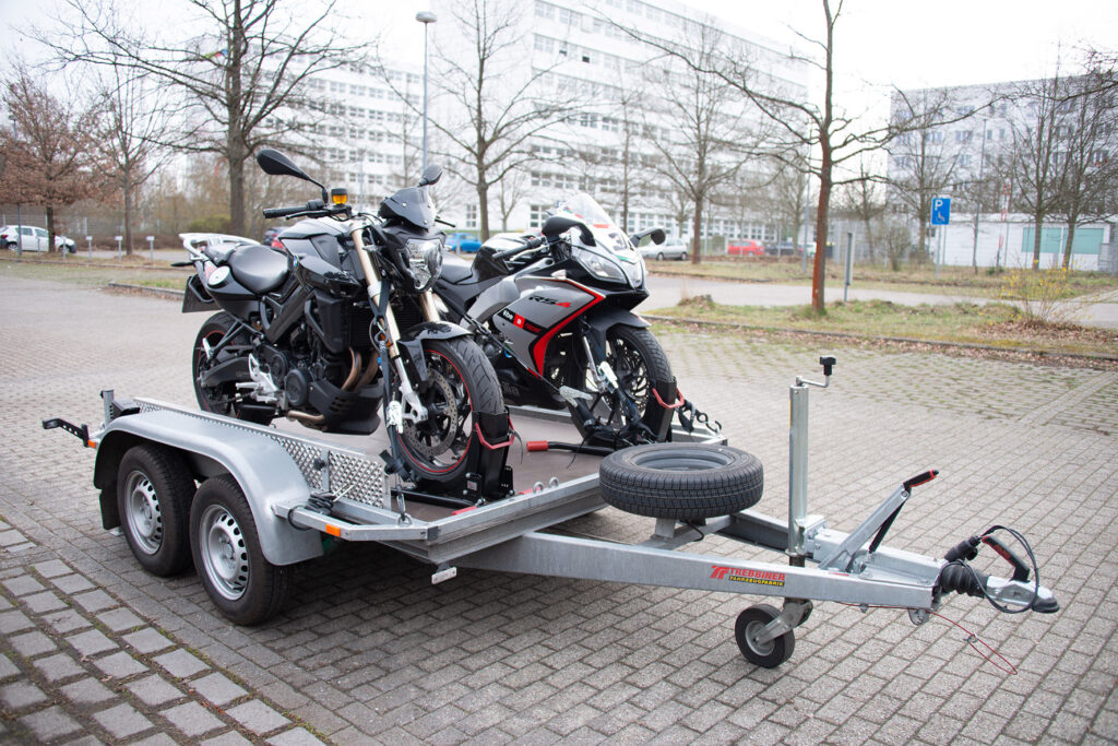 Motorrad Tandem Anhänger beladen mit 2 Motorrädern Gesamtansicht