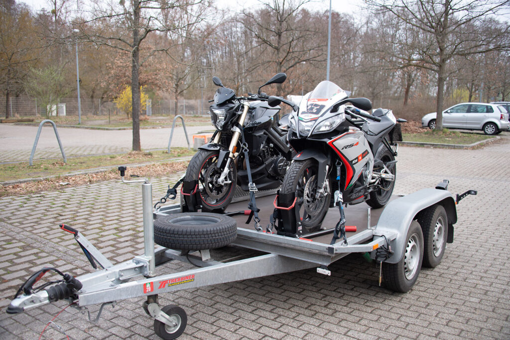 Motorrad Tandem Anhänger beladen mit 2 Motorrädern Vorderansicht