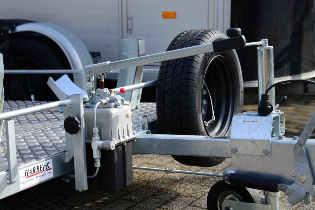 Motorrad Anhänger Uno absenkbar mit Detailansicht auf Einachse