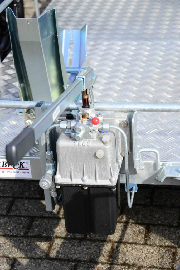 Motorrad Anhänger Uno absenkbar mit Detailansicht auf Auffahrschiene