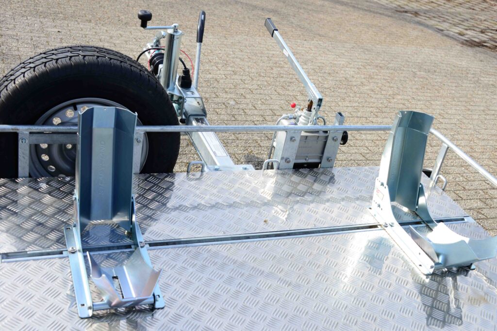 Absenkbarer Motorradanhänger Grande Detail auf die Achse