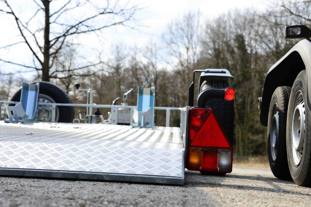 Motorrad Anhänger Duo absenkbar Detailansicht Rampe abgesenkt