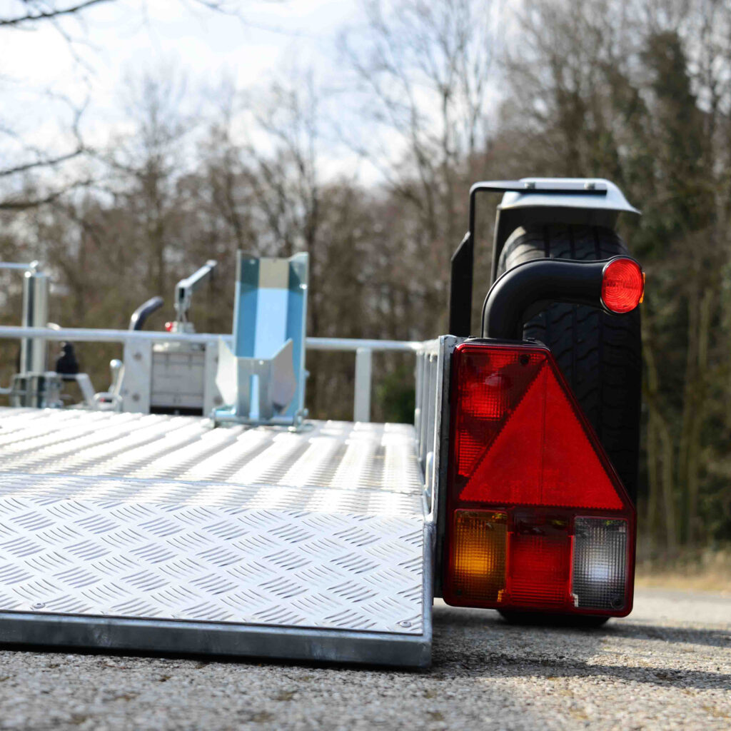 Motorrad Anhänger Uno absenkbar mit Detailansicht auf Rampe