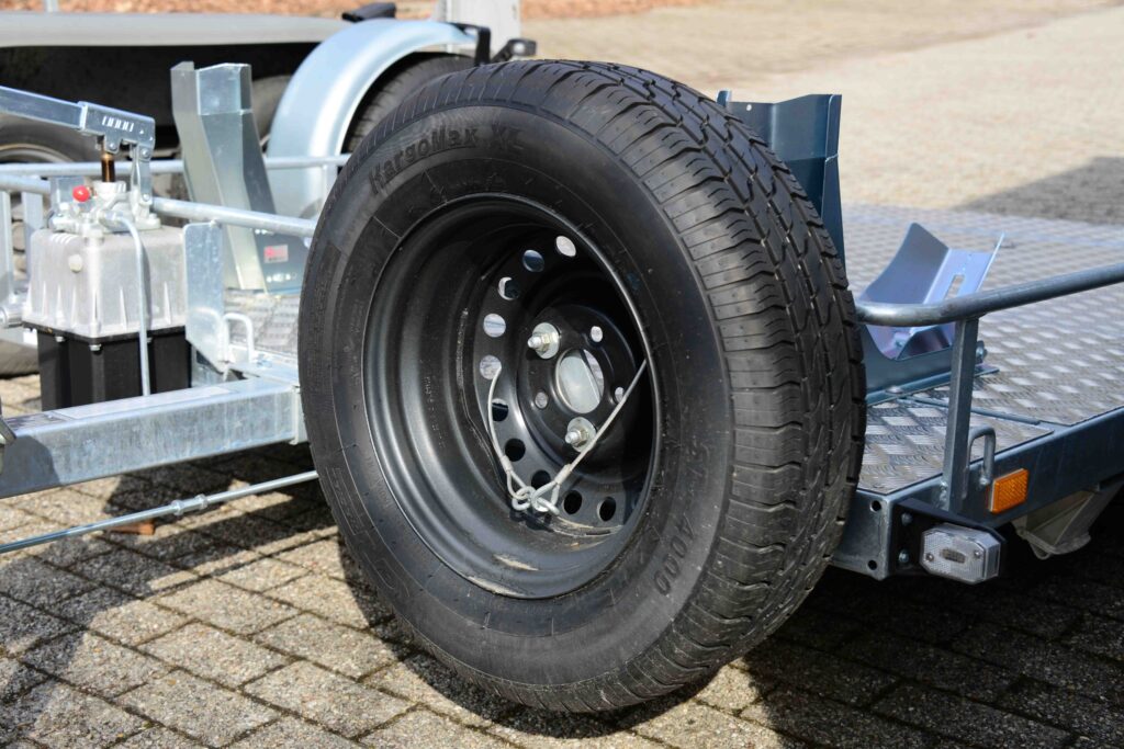 Motorrad Anhänger Uno absenkbar mit Detailansicht auf Ersatzrad