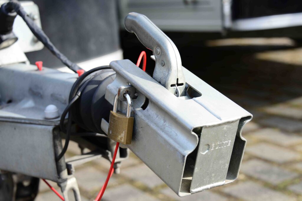 Motorrad Anhänger Uno absenkbar mit Detailansicht auf abschliessbare Kupplung