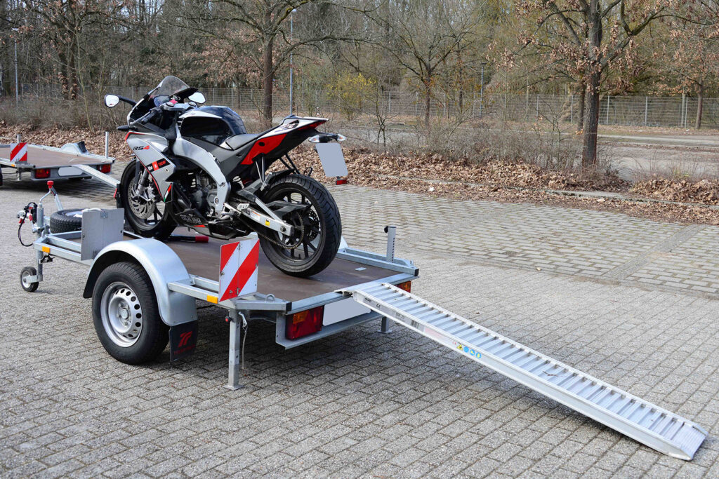 Motorradanhänger Mini Berlin Ansicht seitlich mit einem Motorrad und Auffahrschiene