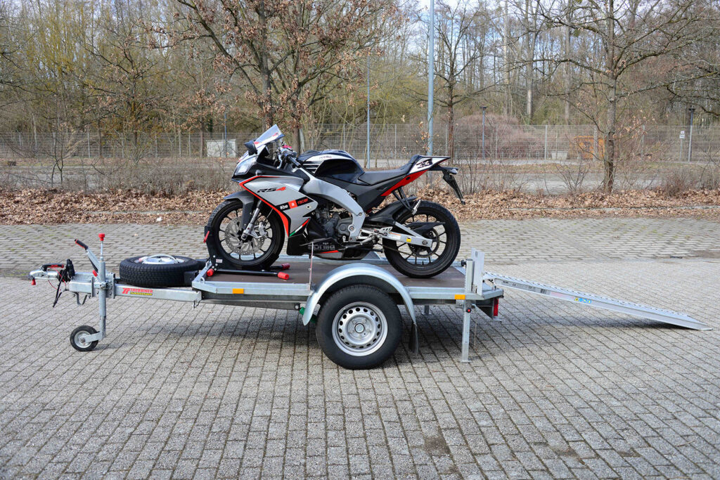 Motorradanhänger Mini Berlin Ansicht seitlich mit einem Motorrad