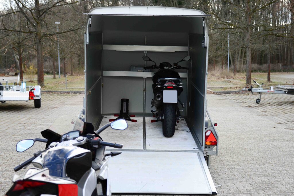 Kofferabhänger mit Tandemachse Blick auf zwei Motorräder