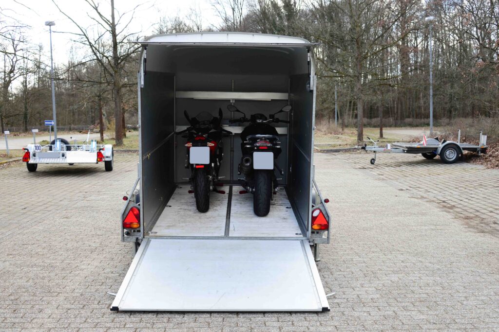 Kofferabhänger mit Tandemachse Blick auf zwei Motorräder