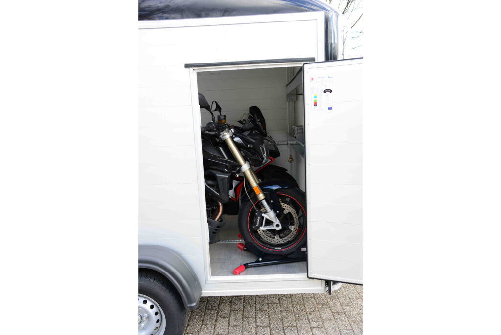 Kofferabhänger mit Tandemachse mit Seiteneingang