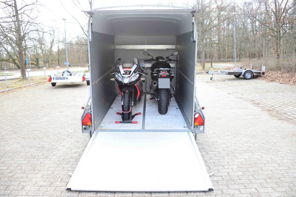 Kofferabhänger mit Tandemachse und Auffahrrampe