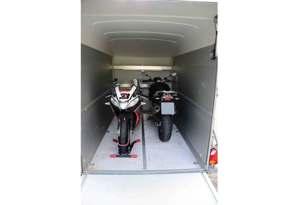 Kofferabhänger mit Tandemachse Blick auf zwei Motorräder