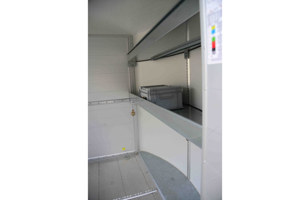 Kofferabhänger mit Tandemachse Innenansicht auf Regal