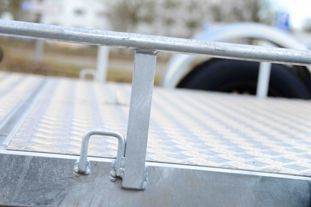 Motorrad Anhänger Uno absenkbar Detailansicht auf Befestigung