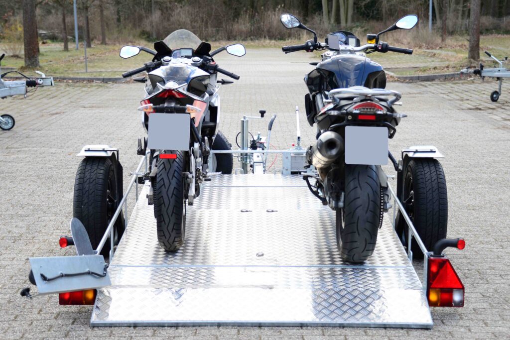 Absenkbarer Motorradanhänger Grande beladen mit zwei Harley Davidson und abgesenkter Rampe