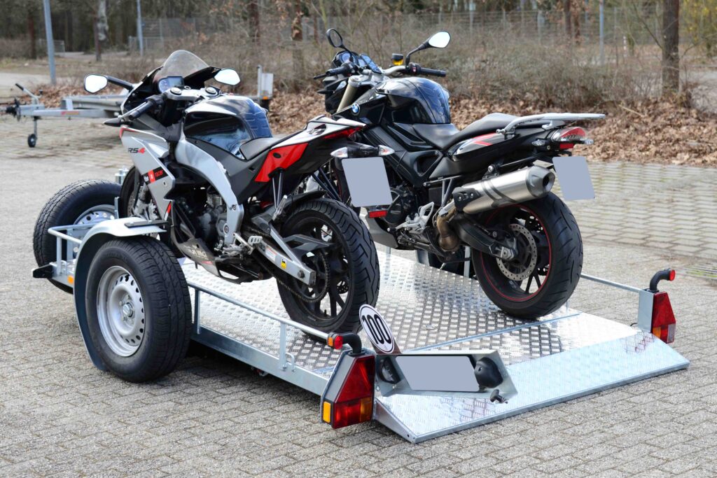 Absenkbarer Motorradanhänger Grande beladen mit zwei Harley Davidson abgesenkte Rampe