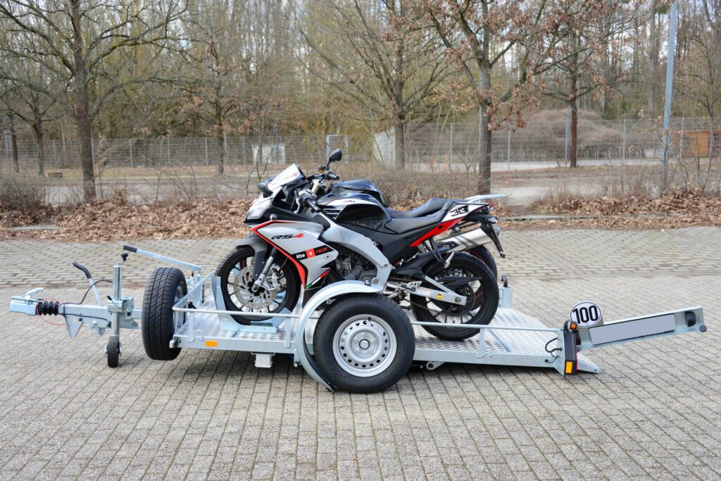 Motorrad Anhänger Duo absenkbar beladen mit zwei Motorrädern Seitenansicht