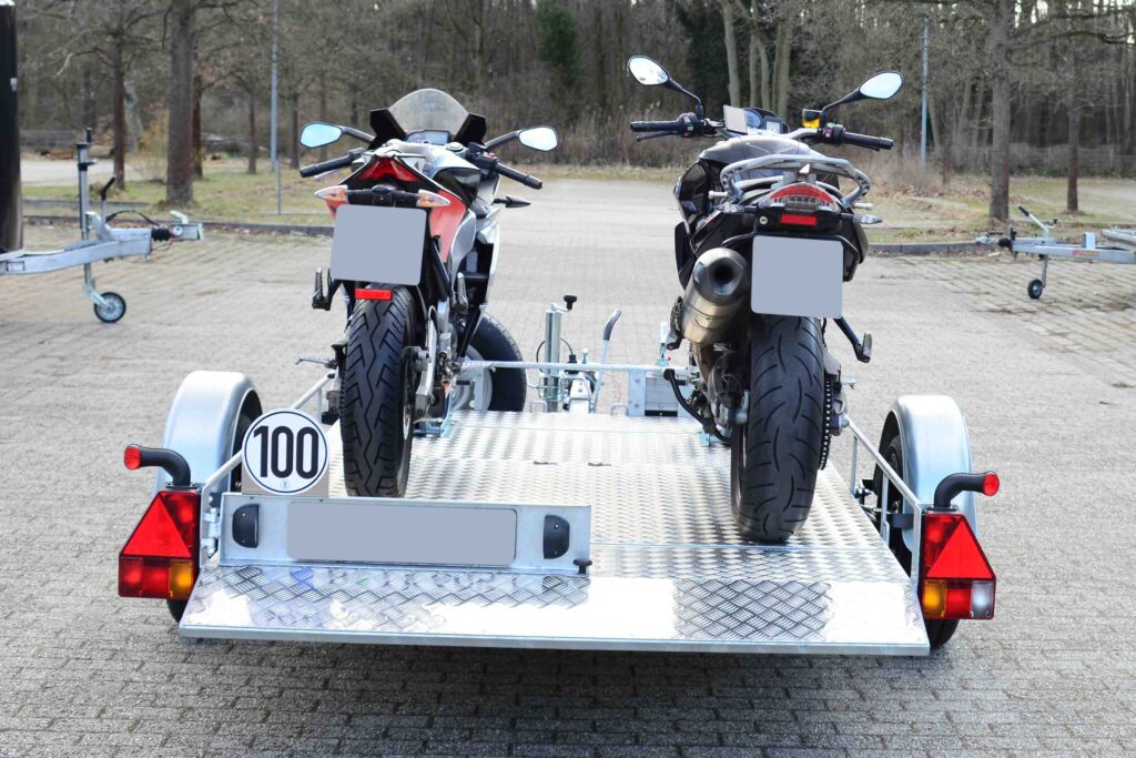 Absenkbarer Motorradanhänger Grande beladen mit zwei Harley Davidson