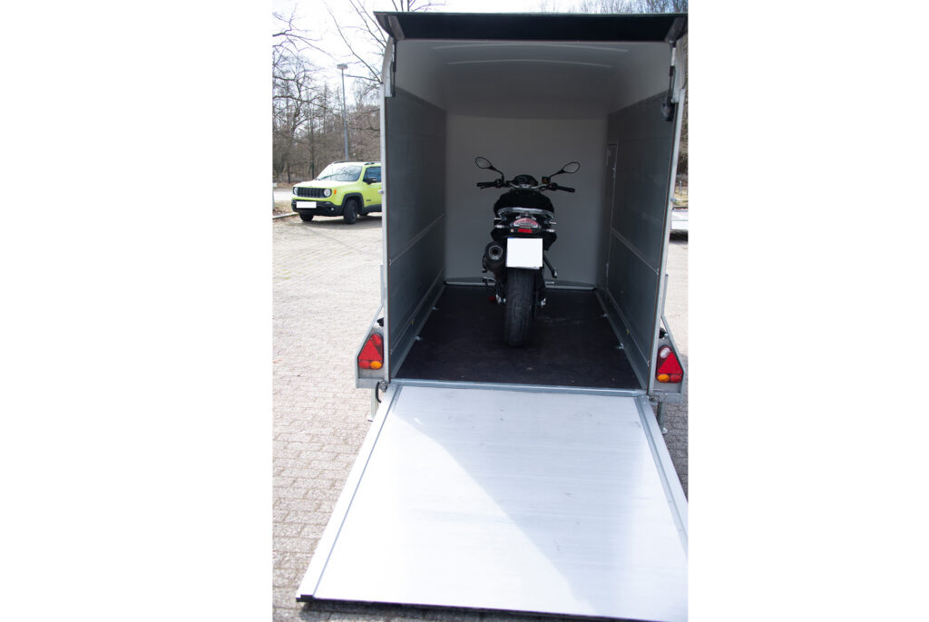 Debon 400 Kofferanhänger Einachser mit Auffahrrampe Blick auf ein Motorrad