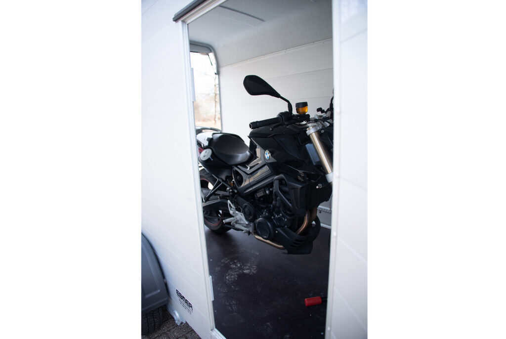 Debon 400 Kofferanhänger Einachser mit Auffahrrampe Seitenansicht Tür