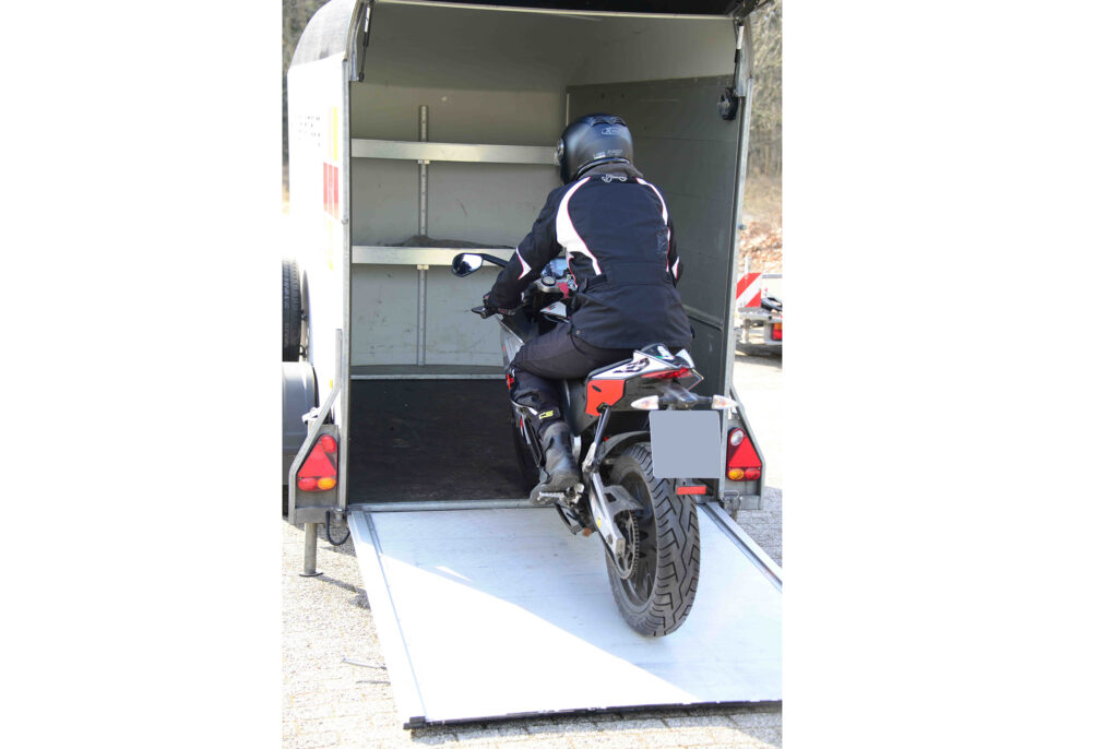 Debon 400 Kofferanhänger Einachser mit Auffahrrampe Motorrad fährt Rampe hoch