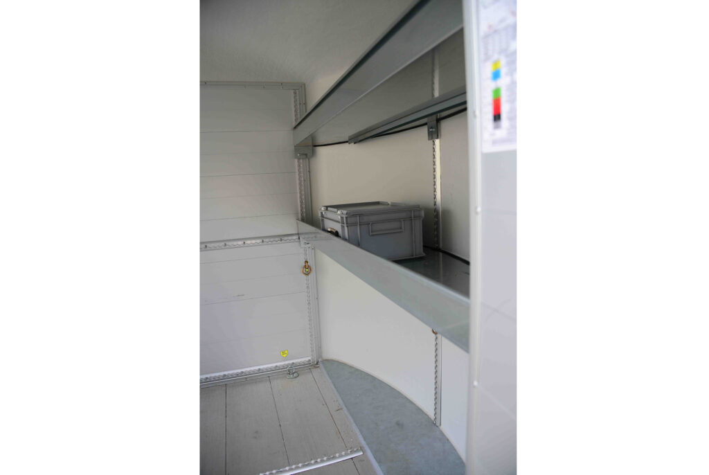 Debon 400 Kofferanhänger Einachser mit Auffahrrampe Innenansicht Regal