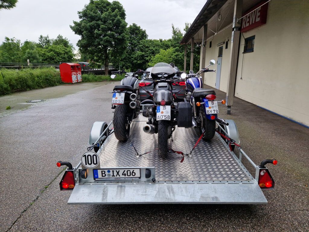 Absenkbarer Motorradanhänger Grande beladen mit drei schmalen Motorrädern