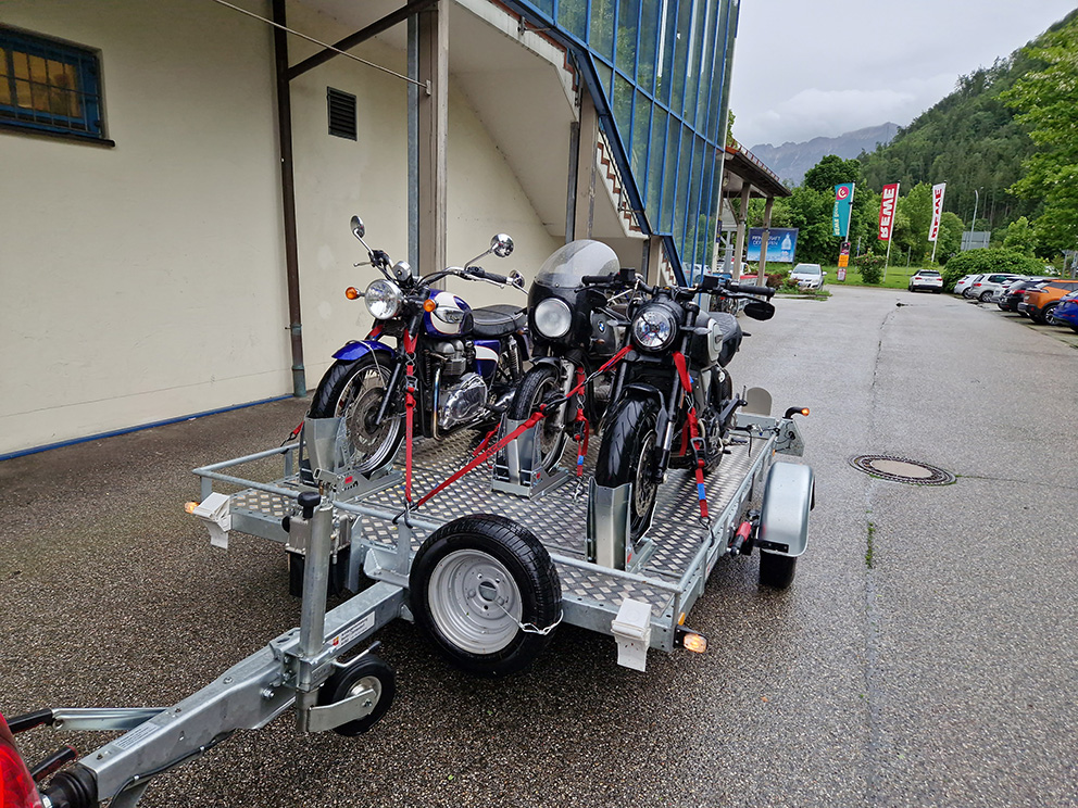 Absenkbarer Motorradanhänger Grande beladen mit drei schmalen Motorrädern
