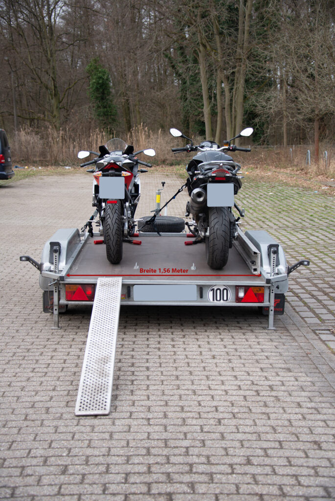 Motorrad Tandem Anhänger beladen mit 2 Motorrädern und Auffahrschiene
