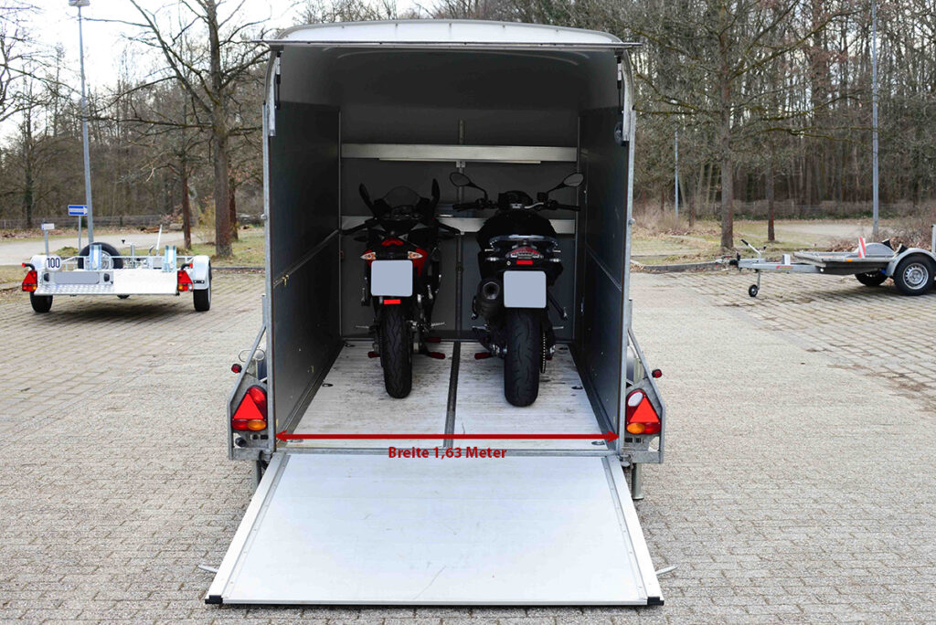 Kofferabhänger mit Tandemachse Blick auf zwei Motorräder