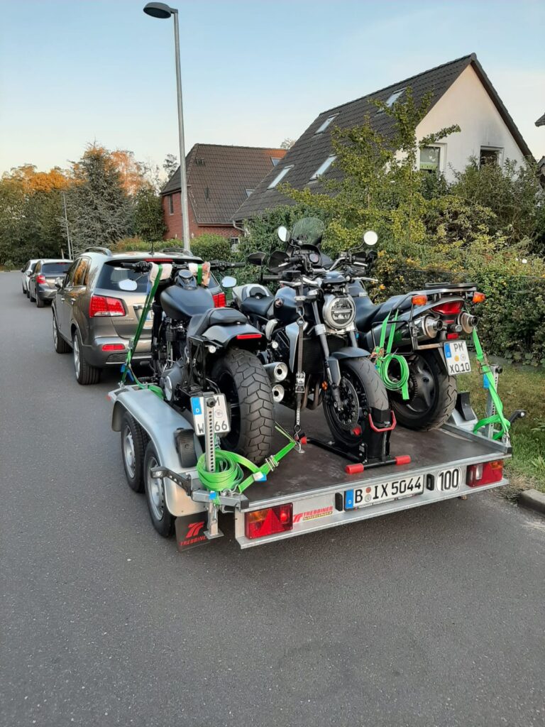Motorrad Tandem Anhänger beladen mit 3 Motorrädern