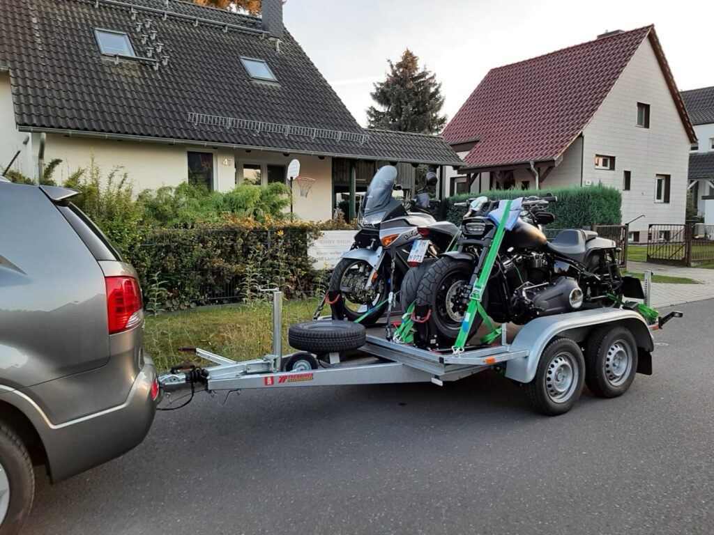 Motorrad Tandem Anhänger beladen mit 3 Motorrädern am Auto angehangen
